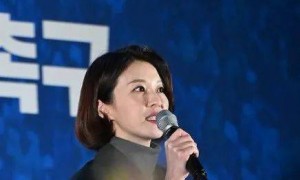 “韩国戒严令”混乱一夜，女子夺枪怒怼韩国特种士兵，韩媒：“抢枪”女子身份不简单