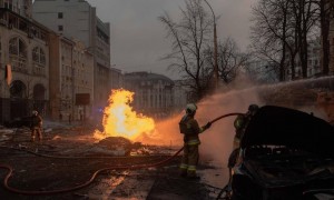 基辅传出密集爆炸声，乌方称俄军使用弹道导弹袭击